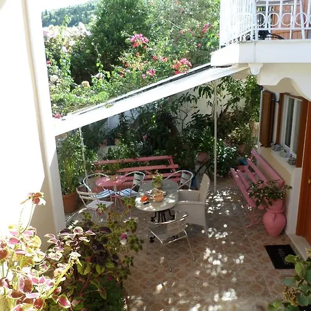 Nitsa Guest house *